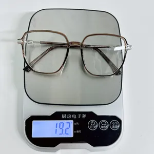 Gafas cuadradas TR anti luz azul ligeras que pesan 19,2 g en una báscula digital