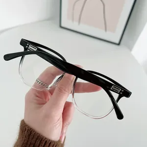 Detail einer klassischen großen Brille mit Farbverlauf von Schwarz zu Transparent