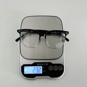 Detaillierte Draufsicht auf Brille mit Farbverlauf schwarz-transparent auf einer Waage 23,2g