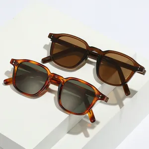 Lunettes de Soleil Carrées Rétro Homme Femme Protection UV400 Lentilles PC Monture TR90 Métal Vintage Rivet Mode Bijoux