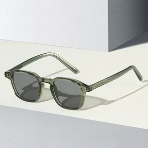 Lunettes de soleil rétro vert foncé translucide avec verres gris et rivets métal