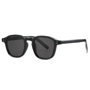 Lunettes de soleil rétro à monture carrée noire avec verres gris foncé et rivets