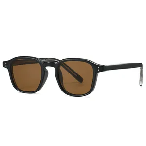 Lunettes de soleil rétro noires carrées avec verres bruns et rivets argentés