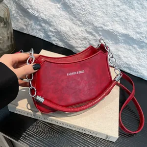 Bolso de Axila para Mujer Cuero PU Forma de Luna Con Cadena de Metal Plateado Moda Estampado de Letras Bolso Bandolera