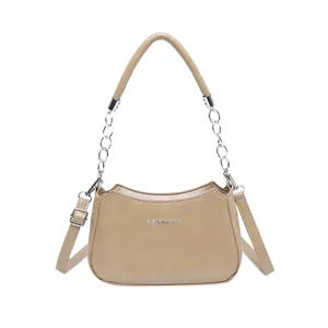 Bolso de media luna beige con asa de cadena plateada y letras de moda suaves