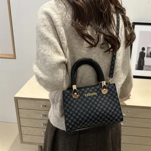 Borsa a tracolla nera con stampa intrecciata, dettaglio FASHION oro e manico