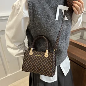 Borsa a tracolla vintage marrone con stampa intrecciata e scritta FASHION oro