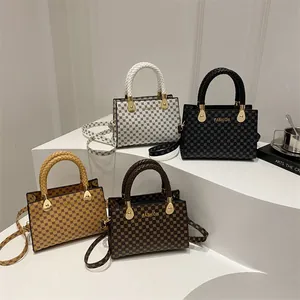 Borsa a tracolla alla moda con stampa intrecciata in bianco, nero e marrone e oro