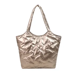 Bolso tote acolchado de gran capacidad en dorado champán metalizado para viaje y diario