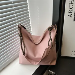 Ροζ μαλακή δερμάτινη τσάντα tote μεγάλης χωρητικότητας με καφέ πλεκτή λωρίδα ώμου