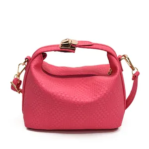 Sac à main magenta pour femme avec texture tissée, fermoir doré et bandoulière chic