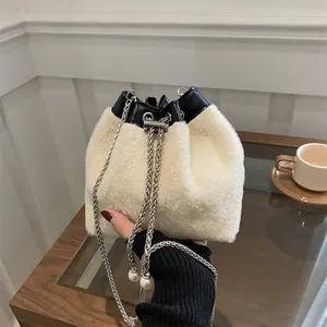 Winter-Plüsch-Eimerbeutel in Creme mit schwarzem Lederbesatz und Perlenkette