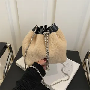 Schicke beige Webpelz-Beuteltasche mit schwarzem Lederbesatz und Perlenkette