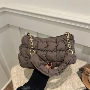 Donkerbruine gewatteerde puffer cloud bag met gouden ketting voor moderne straatstijl