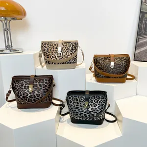 Schicke Leoparden-Beuteltaschen in vier Farben mit Goldschnalle und Lederriemen