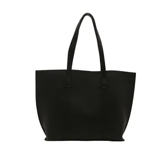 Bolso tote clásico de cuero mate negro de gran capacidad con costuras y asas dobles
