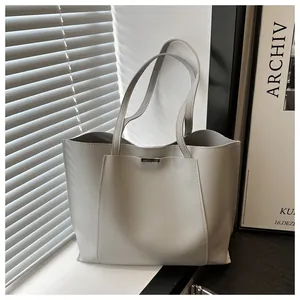 Gros plan du cabas minimaliste avec boucle en métal et texture en cuir de qualité