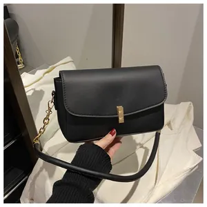 Schicke schwarze matte Lederumhängetasche mit eleganten Goldbeschlägen und Kette