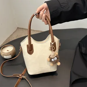 Retro Emmertas PU Leer Crossbody Handtas Voor Dames Dagelijks Casual Minimalistische Stijl Met Schattige Monster Hanger