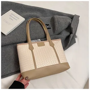 Détail du tissage et des coutures en cuir premium sur ce grand sac cabas fourre-tout