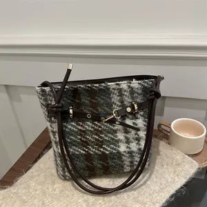 Retro Karo-Beuteltasche aus Tweed mit braunem Lederriemen und goldenen Details