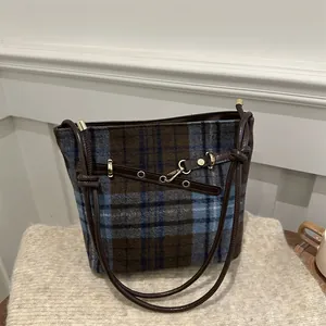 Winterliche Karomuster Beuteltasche mit braunem Lederriemen und goldenen Beschlägen