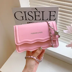 Roze modieuze kleine vierkante tas met kettingriem en golvende randen voor dames