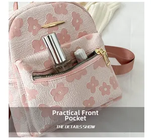 Nahaufnahme der praktischen Fronttasche am rosa Blumenrucksack mit Relieftextur