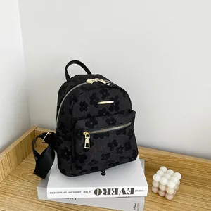 Detailaufnahme von schwarzem Blumenmuster-Rucksack aus Canvas mit Goldreißverschluss