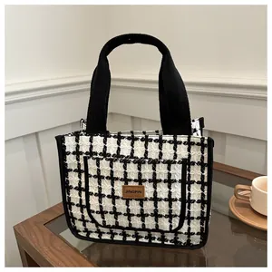 Sac cabas en tweed à carreaux noir et blanc avec doubles anses et écusson en cuir