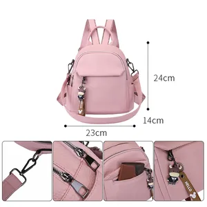 Dettagli dello zaino rosa in pelle martellata con ciondolo a toro e misure precise