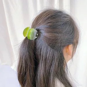Pinza per capelli sfumata verde pastello con finitura opaca sui capelli