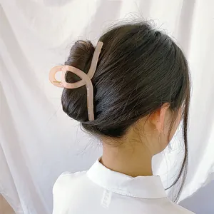 Eleganter bernsteinfarbener Haarklammer-Haarclip für das tägliche Haarstyling