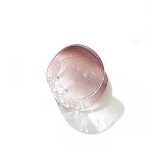 Dettaglio molletta per capelli in resina sfumata rosa con finitura lucida e design a denti