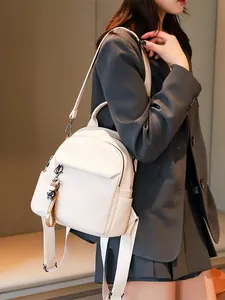 Zainetto alla moda da donna in morbida pelle bianco crema con trama a grana fine
