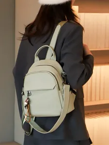 Zaino chic in morbida pelle verde menta per donna con ciondolo a orsetto e tasche multiple