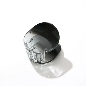 Dettaglio della pinza per capelli sfumata nera con texture in resina traslucida