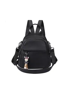 Zaino da donna in pelle martellata nera alla moda con simpatico ciondolo a mucca