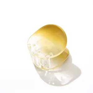 Dettaglio di una mini pinza per capelli con sfumatura gialla in resina lucida