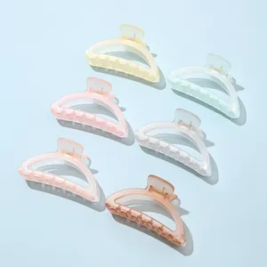 Détail de six grandes pinces à cheveux mates translucides aux couleurs pastel macaron