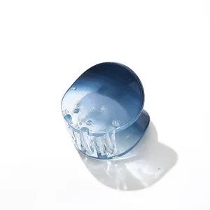 Dettaglio della molletta per capelli con sfumatura blu traslucida e design multi-dente