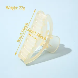 Détail d'une grande pince à cheveux jaune mat de 9cm montrant le poids léger de 22g