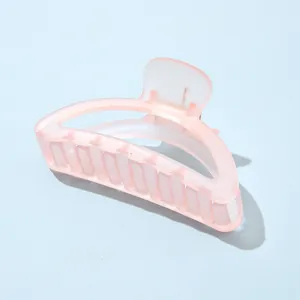 Détail de la pince à cheveux rose mat avec ressort métallique et dents serrées