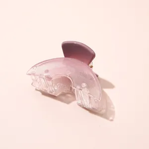 Detail van een kleine matte lavendel haarklem met een matte frosted afwerking