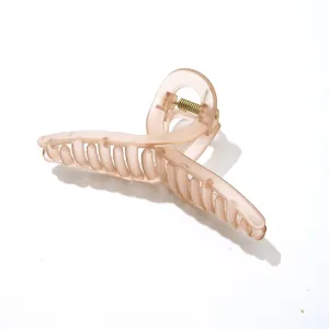 Détail d'une grande pince à cheveux rose champagne mat avec ressort doré robuste