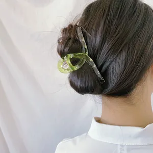 Pinza para el pelo grande verde transparente con patrón de manchas de tinta negra