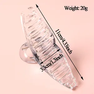 Pinza de pelo transparente de 11cm para peinado con dimensiones en fondo rosa