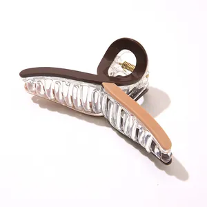 Dettaglio di una pinza per capelli bicolore in acrilico con molla in metallo resistente