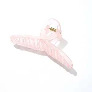 Détail de la pince à cheveux rose givrée avec un ressort en métal doré durable