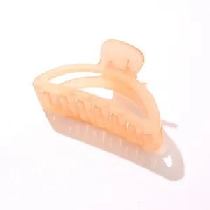 Detalle de la pinza para el pelo de acrílico naranja translúcido con resorte de metal